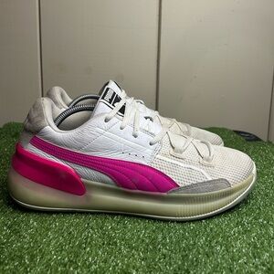 Size 10.5M- Puma Clyde Hardwood
White Pink basketball shoes